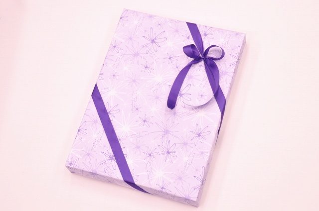 古希祝い紫のリボンを使用したラッピング箱