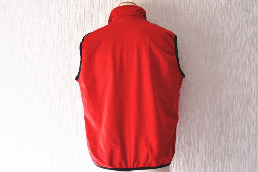 お父さんへの還暦祝いに刺繍入り赤ベスト