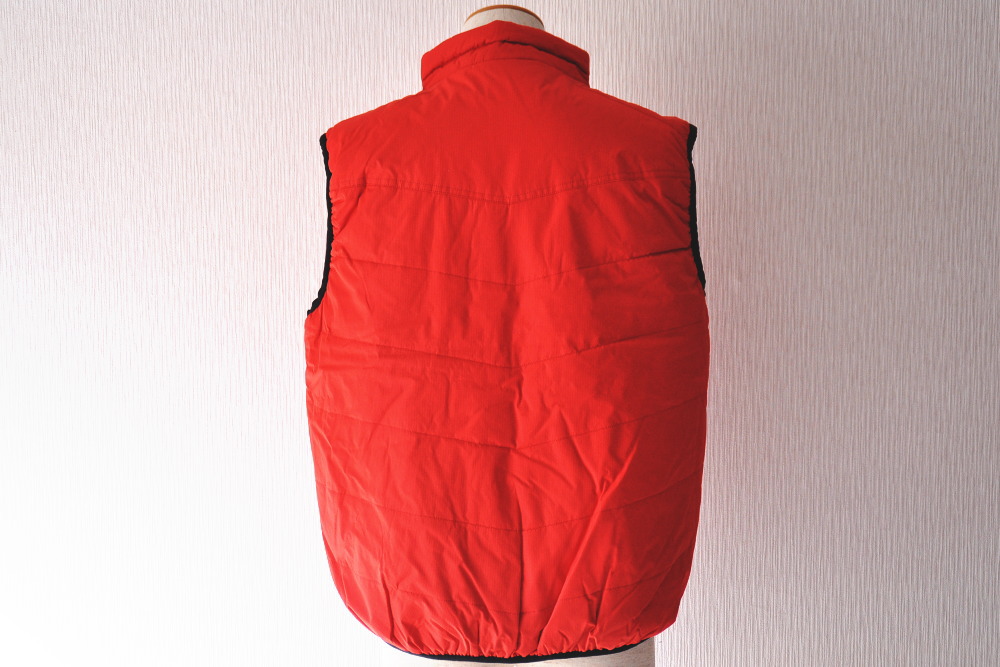 お父さんの還暦祝いに刺繍入り赤ベスト